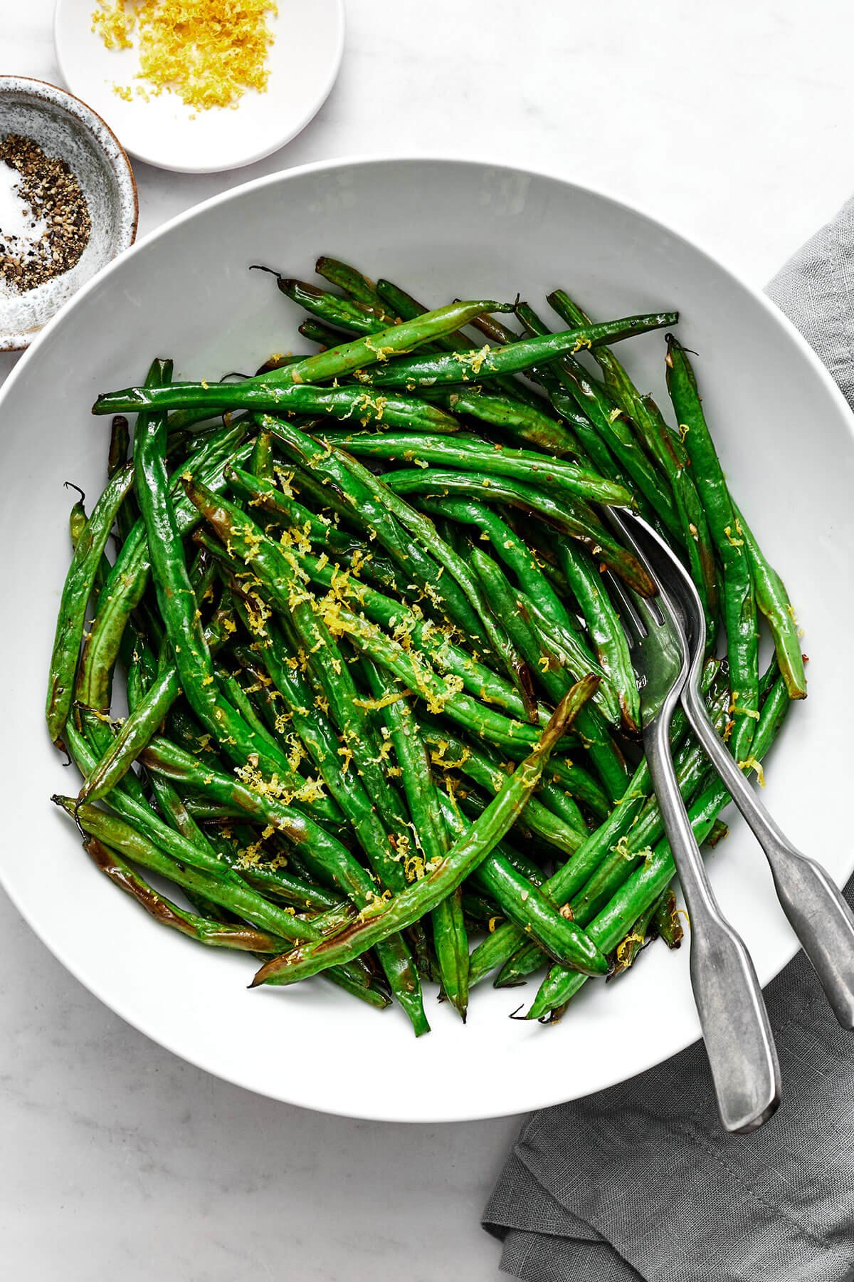 A white bowl filled with air fryer green beans