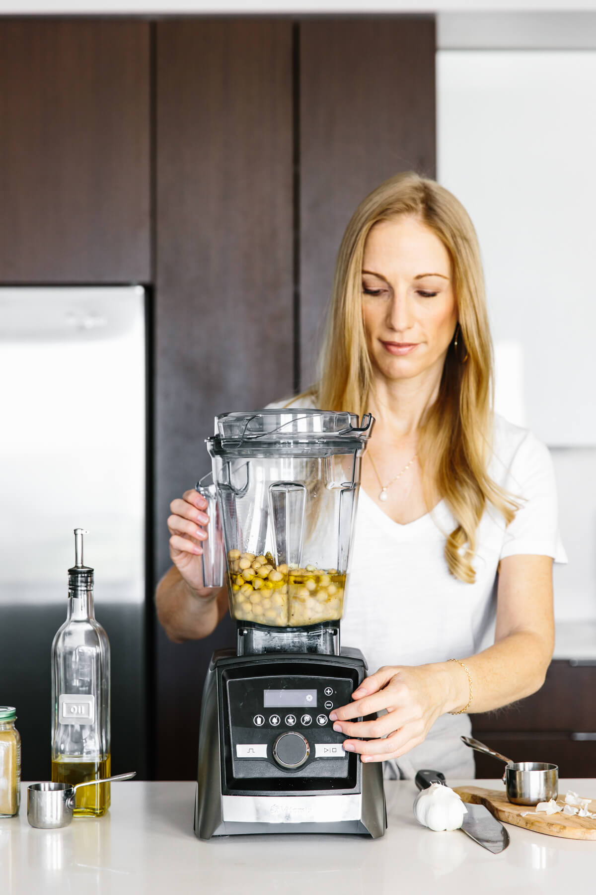 Making hummus in a blender