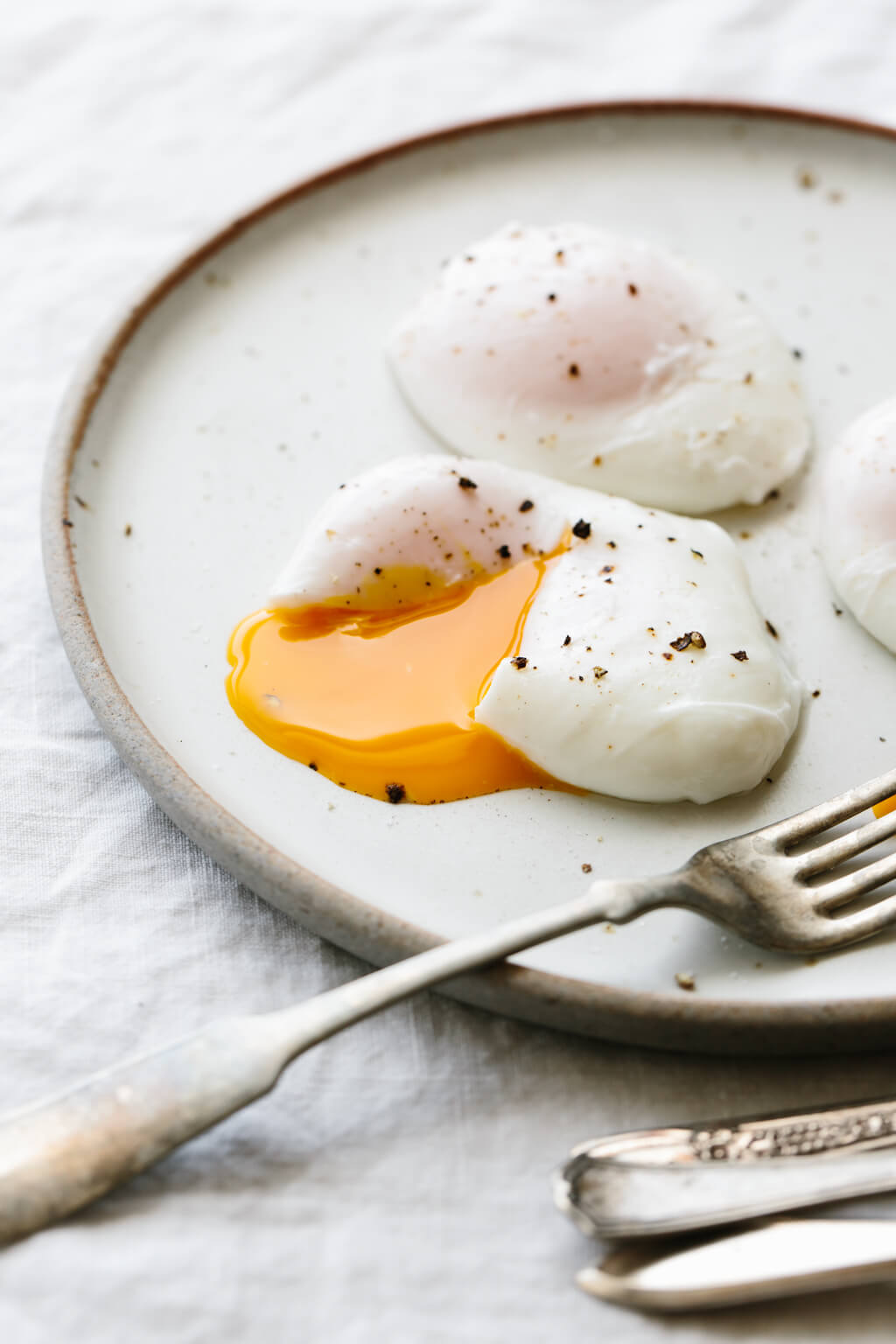 Poached Eggs are the perfect healthy breakfast recipe. Here's how to poach an egg perfectly every time. 