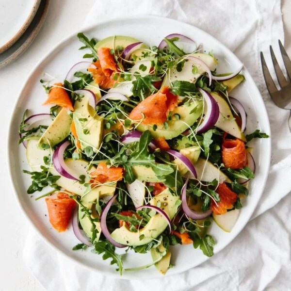 An easy and delicious arugula salad recipe made with baby arugula, smoked salmon, avocado, pear and red onion.